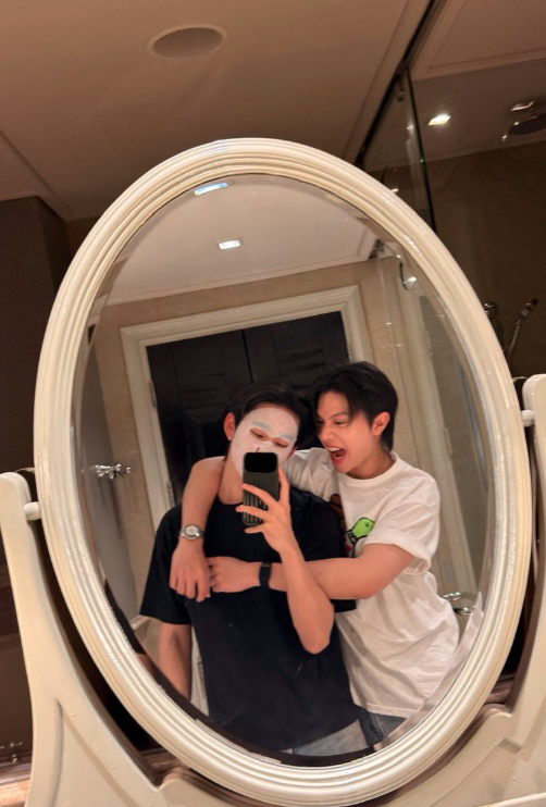AboutMusicYT's tweet photo. WilliamEst reunite in newly shared photo. https://t.co/nbeqjENcvA