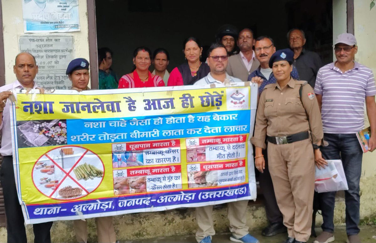 uttarakhandcops's tweet photo. рдЧрд╛рдВрд╡ рддрдХ рдкрд╣реБрдВрдЪрд╛ рдкреБрд▓рд┐рд╕ рдХрд╛ рдЬрд╛рдЧрд░реВрдХрддрд╛ рд╕рдВрджреЗрд╢
рдЧреНрд░рд╛рдо рд╢реИрд▓ рдореЗрдВ рдЕрд▓реНрдореЛрдбрд╝рд╛ рдкреБрд▓рд┐рд╕ рдиреЗ рдорд╣рд┐рд▓рд╛рдУрдВ-рдмрд╛рд▓рд┐рдХрд╛рдУрдВ рдХреЛ рд╕реБрд░рдХреНрд╖рд╛ рд╡ рдЕрдзрд┐рдХрд╛рд░реЛрдВ рдХреА рдЬрд╛рдирдХрд╛рд░реА рджреЗрддреЗ рд╣реБрдП рдЧреМрд░рд╛ рд╢рдХреНрддрд┐ рдРрдк рдбрд╛рдЙрдирд▓реЛрдб рдХрд░рд╛рдпрд╛ред рд╕рд╛рде рд╣реА рд╕рд╛рдЗрдмрд░ рдЕрдкрд░рд╛рдз, рдорд╛рдирд╡ рддрд╕реНрдХрд░реА, рдмрд╛рд▓ рд╡рд┐рд╡рд╛рд╣ рд╡ рдирд╢реЗ рдХреЗ рдкреНрд░рддрд┐ рдЬрд╛рдЧрд░реВрдХ рдХрд┐рдпрд╛ред
#UttarakhandPolice #AlmoraPolice https://t.co/5p1hD8dSmE