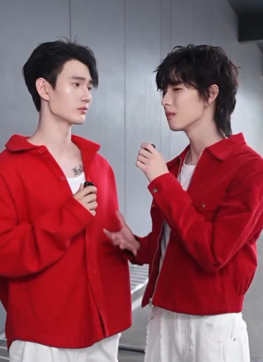 lisusuwi's tweet photo. Pavel have serious obsession when pooh talking he looking at pooh bro is so obsessed for his boyfriend 

#poohpavel #ppoohkt #pavelphoom https://t.co/OkYwHq7CBd