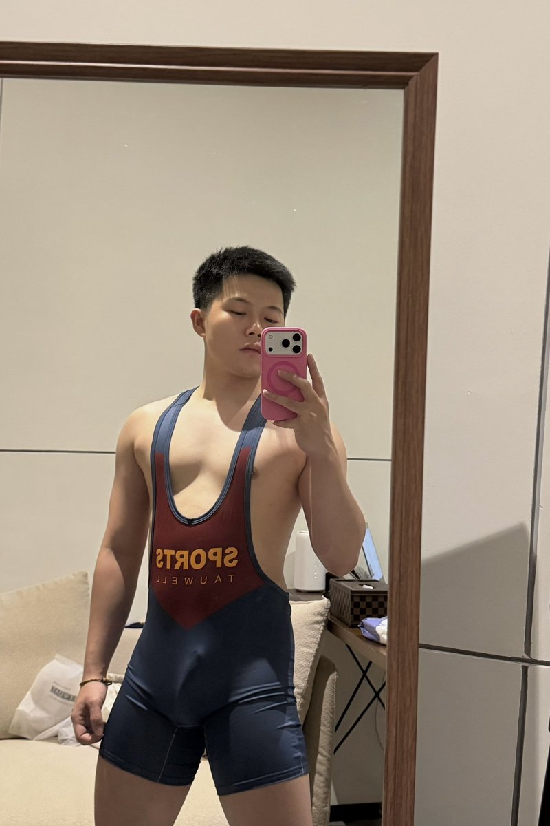 oliverwuhoo's tweet photo. 穿这样去健身可以吗🥲 https://t.co/Ytwa86ezUj