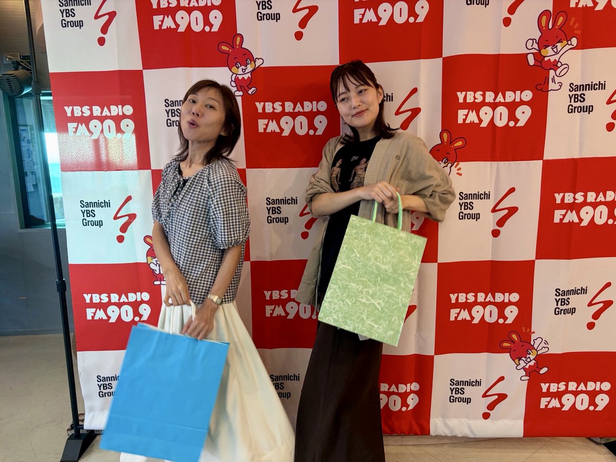 shiozawamikako's tweet photo. 8月最後の火曜日でした！
シンジラレナ〜イ
先生のTシャツ姿ももっと見たいな
マネー座談会ももっとしたいな
最終週は専務が来てくれて安心するな
という8.25でした

#キックスybs
#買い物シーン想定
#平山優　先生
#ありのままこ
#藤原時計店 https://t.co/QaKJ7pvGIY