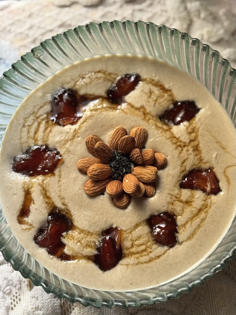 SarahMabger's tweet photo. التلبينة النبوية 🌾🥛

طعام نبوي لطيف، نصنعه من الشعير والحليب والتمر، يجتمع فيه دفء الغذاء وحلاوة التمر.

وكانت عائشة رضي الله عنها تأمر بالتلبينة للمريض والمحزون، وتقول: سمعت رسول الله ﷺ يقول:

«التلبينة مجمة لفؤاد المريض، تذهب ببعض الحزن»
متفق عليه

#الحمدلله
#اطعمة_نبوية https://t.co/uK4VP11jW5