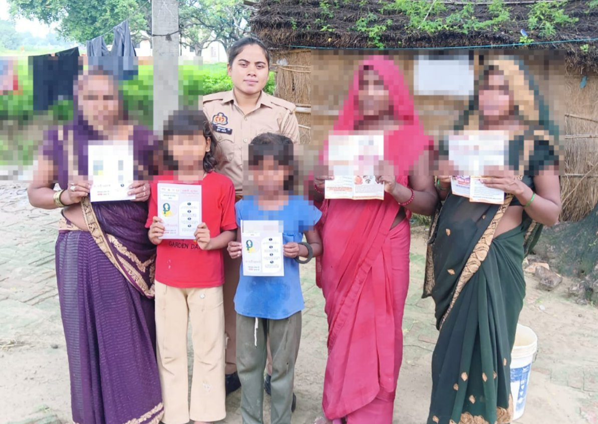 jaunpurpolice's tweet photo. थाना सुरेरी एंटी रोमियो टीम द्वारा भ्रमण कर महिलाओं/बालिकाओं को मिशन शक्ति फेज-5 के उद्देश्यों के प्रति जागरूक किया गया तथा पंपलेट वितरित कर आवश्यक हेल्प लाइन नंबरों की जानकारी दी गई। #MissionShakti5 #नारी_सुरक्षा_सम्मान_स्वावलंबन https://t.co/5KhF2OTaZQ