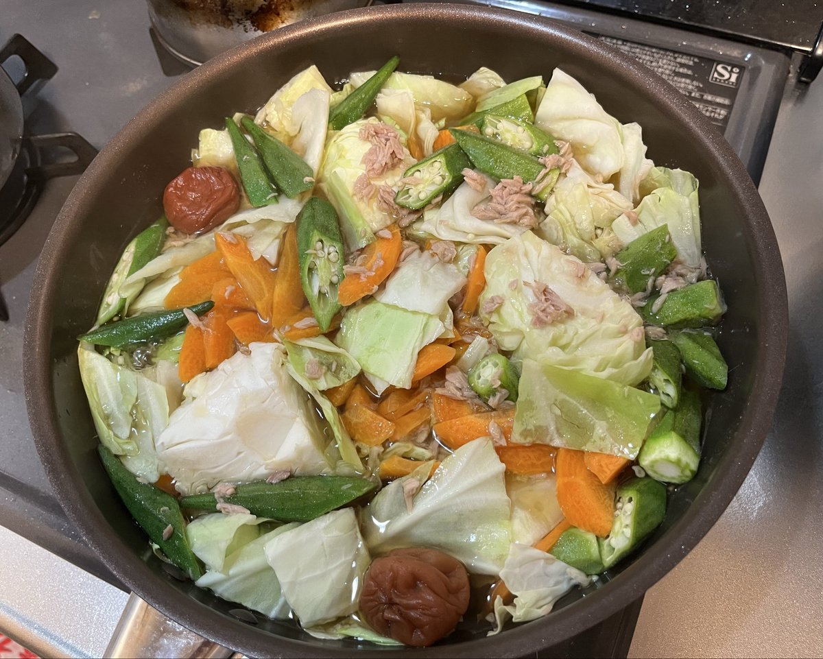 ClimbCrumbRun's tweet photo. 20時台に帰って晩ごはん作ると
この時間になってしまう

冷蔵庫の中の野菜を不良在庫になる前に
麺つゆで煮て大量消費
フォーのスープに干しえびと卵と三つ葉
えびを入れるだけで味が良い

コンロが汚い、掃除しなきゃ

#晩ごはん https://t.co/Vv33J2ccql