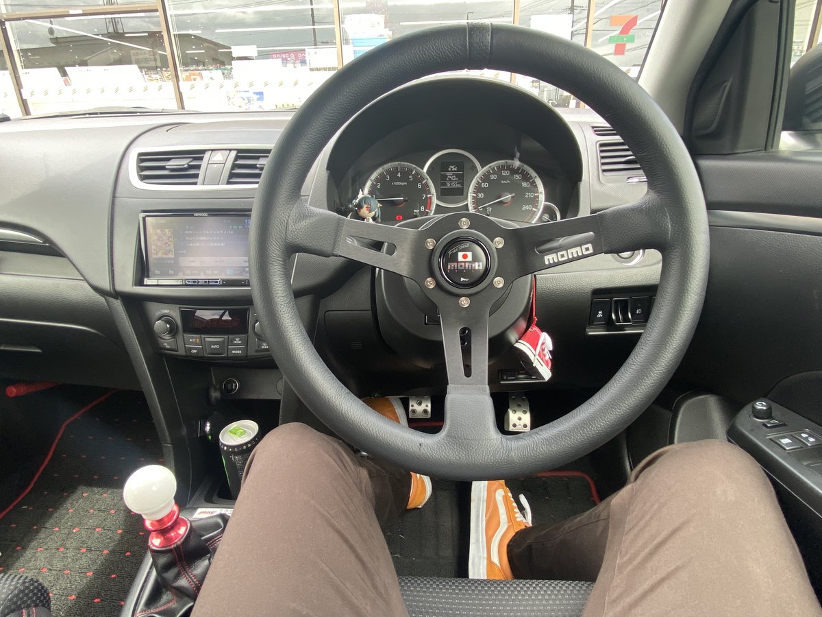 _US4Ki_'s tweet photo. 明日車屋か32Sに付けてたMOMOのステアリングとラフィックスのGTCを引き上げてくるんだけど、欲しい人がいたらツバ付けといてくれ〜〜〜 https://t.co/P3FboPrhVZ