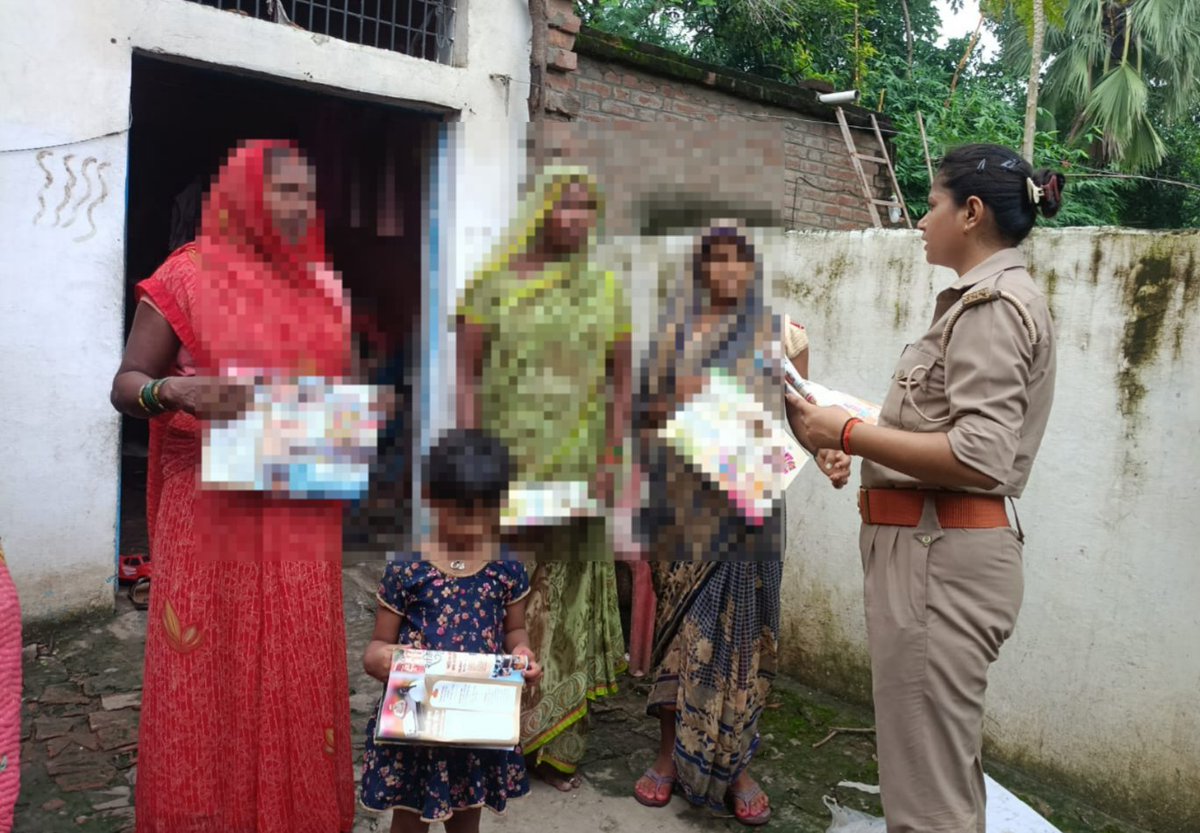 jaunpurpolice's tweet photo. थाना मीरगंज एंटी रोमियो टीम द्वारा भ्रमण कर महिलाओं/बालिकाओं को मिशन शक्ति फेज-5 के उद्देश्यों के प्रति जागरूक किया गया तथा पंपलेट वितरित कर आवश्यक हेल्प लाइन नंबरों की जानकारी दी गई। #MissionShakti5 #नारी_सुरक्षा_सम्मान_स्वावलंबन https://t.co/7jmg8yhQIa