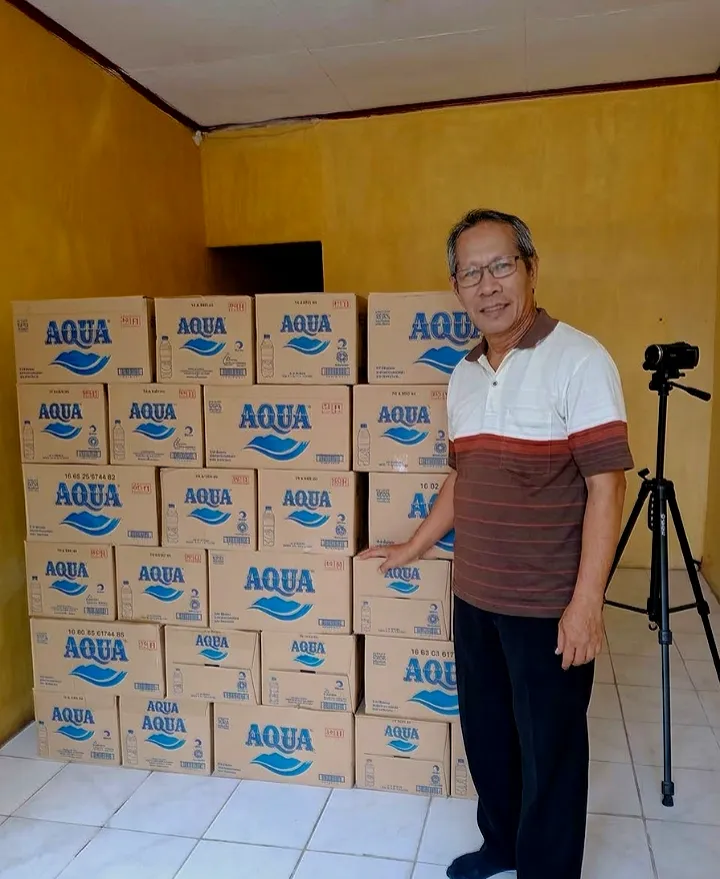 Smash1014314's tweet photo. lokasi di kontrakan saya di slipi, gak jauh dari gedung mpr/dpr/dpd-ri. saya udah ngumpulin 60 dus aqua botol 600 ml buat peserta demo hari kamis, 27 agustus 2026.

buat nasi padang paket 10 ribu, baru saya pesen 250 porsi buat tanggal 27 nanti. semoga bisa bertambah lagi nasi padangnya.

saya bakal bagiin aqua dan nasi padang di hari h jam 13.00. semoga gak ada kendala di perjalanan nanti, biar selamat sampai ke tangan para pejuang kita.

ayo semangat untuk indonesia 🇮🇩