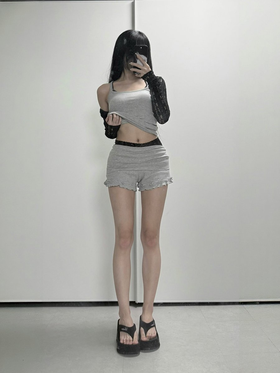 eonie_o's tweet photo. #광고 #무신사 #데비웨어 #deviwear

데일리한 셋업으로 너무 추천하는 데비웨어
프릴디테일의 쇼츠도 과하지않은 발레코어라
너무 이쁘고 디테일도 좋음..🩶 https://t.co/pWmzJdHByu