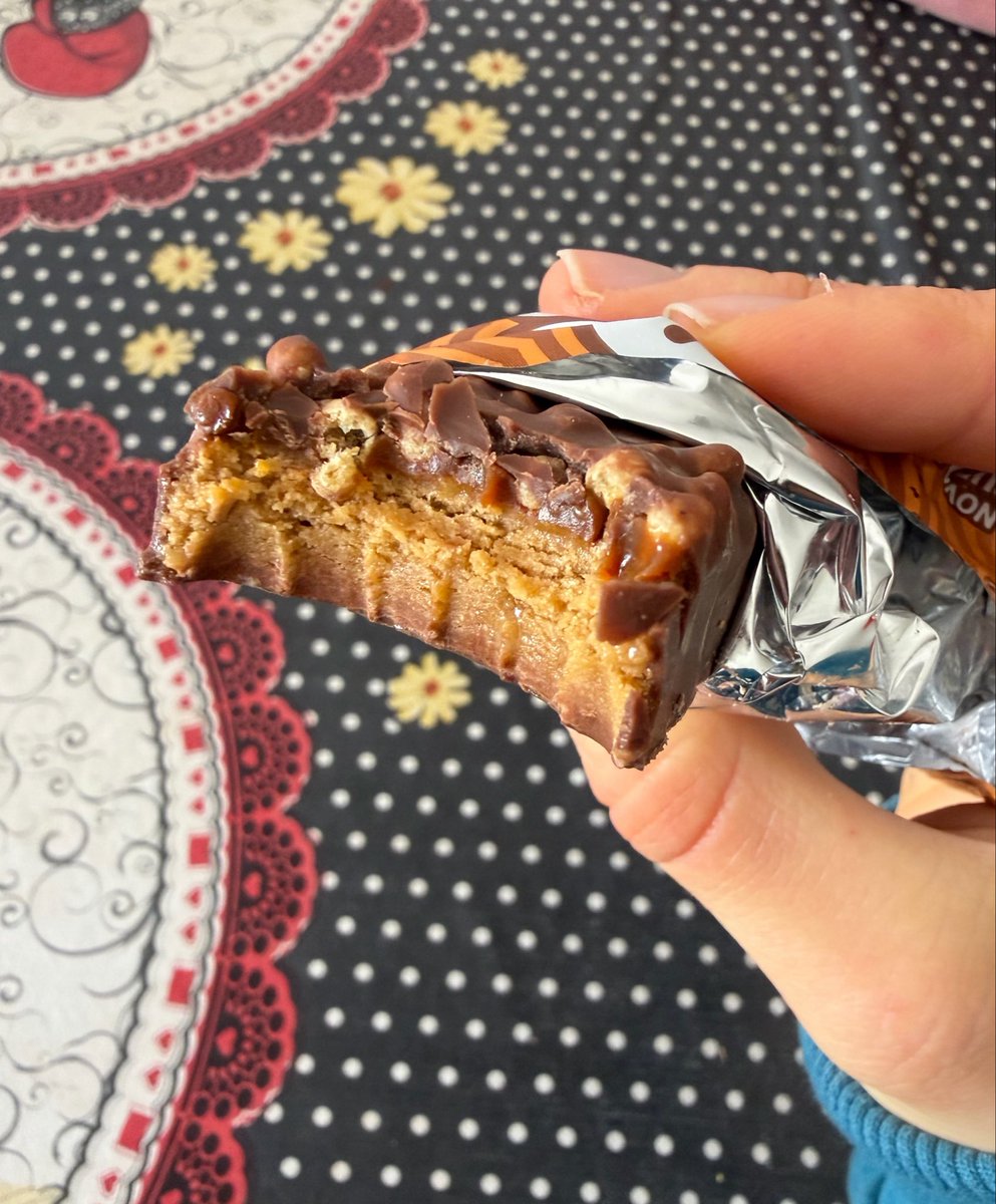 marooncrystall's tweet photo. review dessa barrinha: MARAVILHOSA!!!!!!
eu raramente compro dessa marca pq já me decepcionei algumas vezes mas pensei “doce de leite nao da pra errar” e acertei!! ela é super crocante, não é massuda e o doce de leite é bem marcante, nem senti o retrogosto de adoçante. 10/10!! https://t.co/VmIVAfPfUA