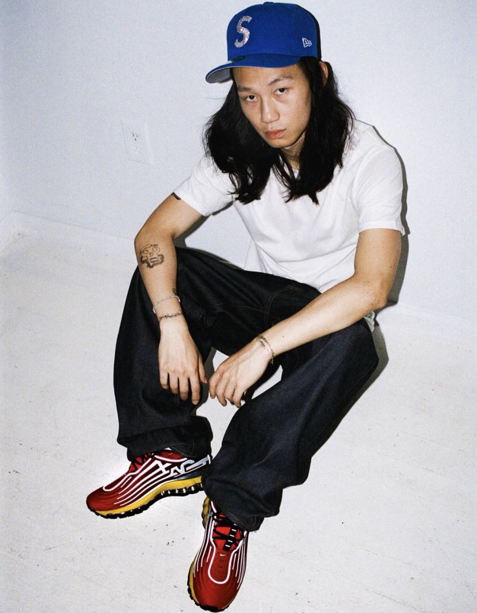 bitangora's tweet photo. Esta semana Supreme pondrá a la venta una nueva colaboración con Nike, en este caso trayendo de vuelta a la vida las Air Max 2001. Me parece una muy buena idea porque devuelven al spotlight a una zapatilla muy poco conocida, y sobretodo porque están muy guapas. https://t.co/SYVY9SsF8G