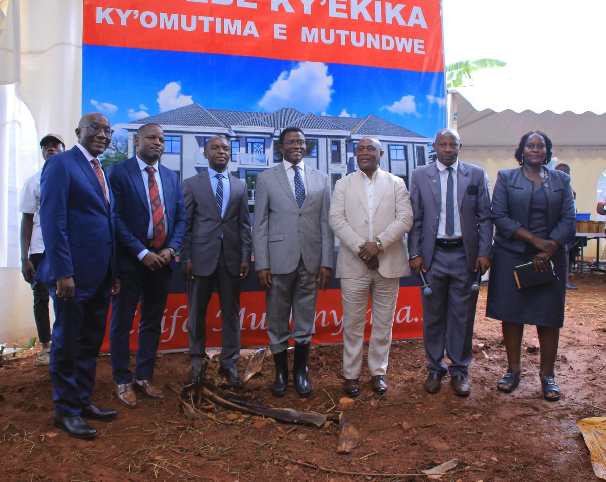cpmayiga's tweet photo. Tutemye evvuunike okutandika ku mulimu gw’okuzimba Ekitebe ky’Ekika kyaffe eky’Omutima e Mutundwe, era leero twongedde okukuŋŋaanya ensimbi ezisobye mu bukadde 110, okudduukirira eddimu lino.

Mu mulembe guno Omutebi, Ebika birina okutambulira ku nkola eya tekinologiya, okukulaakulana, tetugenda kukyusa bya buwangwa naye tulina okubitambuliza ku mulembe oguliwo nga buli Kika kikola enteekateeka ezisitula ekitiibwa kyakyo.

Tukyalina obwetaavu bwa ssente okukola ku byonna ebyetaagisa, naye tulina essuubi nti mu Muwakanya w'omwaka ogujja tujja kuba tumaliriza.

Neebaza bannange bonna bwe tukola omulimu guno, twebaza ne Jjajja n’Omutaka eyatuteekamu obwesige okukola obuvunanyizibwa buno.