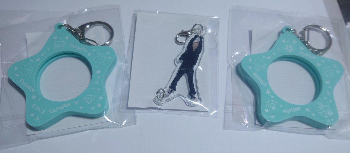 dreams_of_14's tweet photo. SHINee 
ランダムトイ交換して下さいm(_ _)m

求　
テミン　ぷっくりシール
キー　めじるしチャーム

譲　画像①
テミン　缶バッチホルダー
ミノ　缶バッチホルダー
キー　繋がるチャーム

郵送希望です
よろしくお願いいたしますm(_ _)m https://t.co/zjFep89vzN