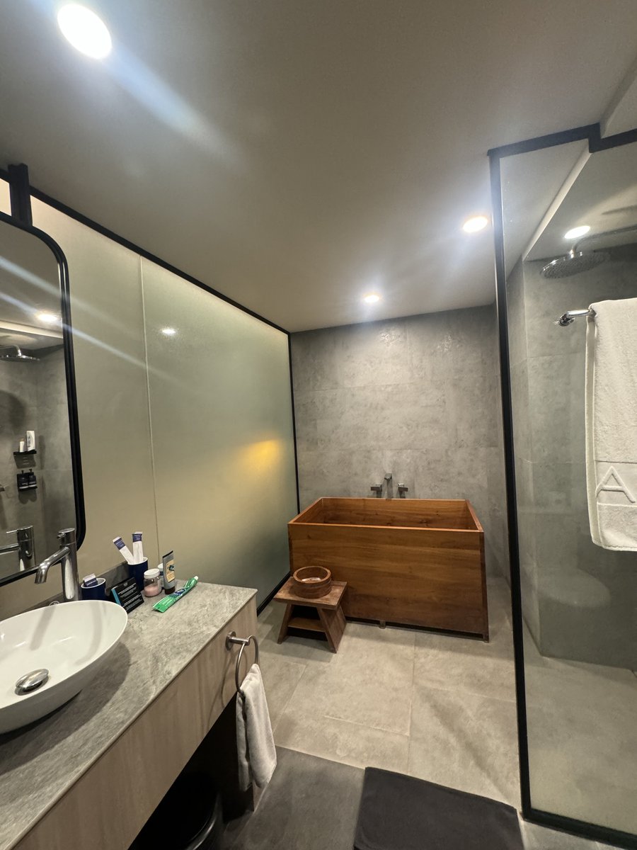 dearlavender13's tweet photo. 2024 nyusulin dia dinas ke Kualalumpur, 2026 nyusulin dia dinas ke Cilegon 😂
~Aston Cilegon Boutique Hotel https://t.co/5yffHSq1r0