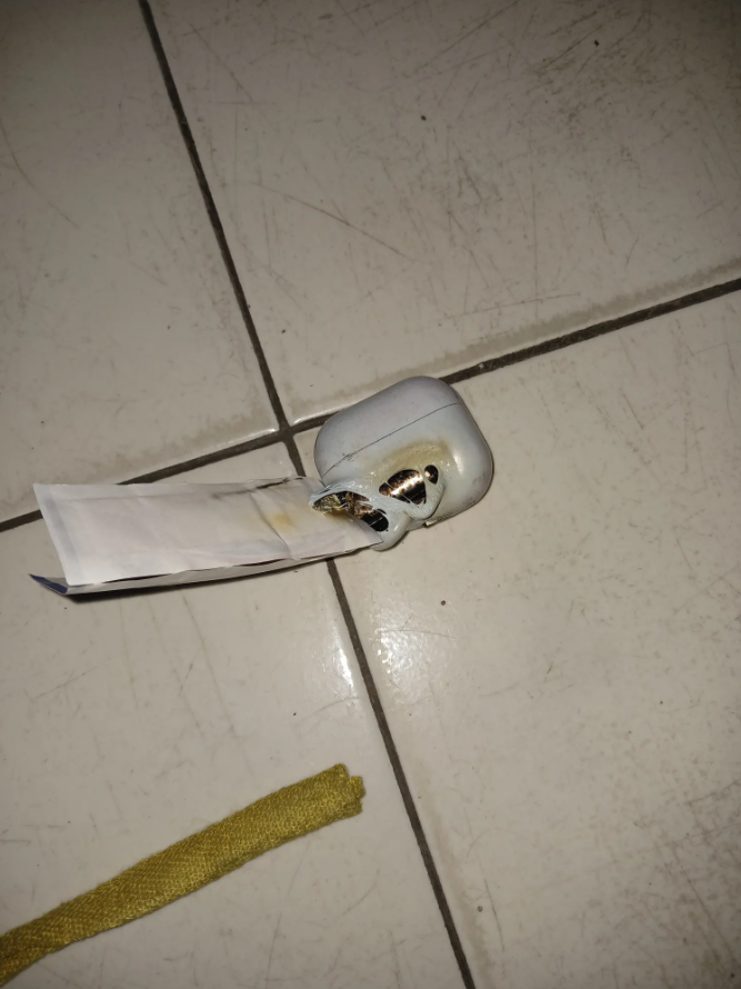 txtharihariWNI's tweet photo. Gue kebangun gara-gara denger suara meledak. Gue pikir adek gue pindah posisi, soalnya ranjang kan suka bunyi-bunyi gitu ye.

Tapi nggak lama kemudian bunyi bau kebakarrrr 😭

Gue panik banget, takutnya AC atau kabel-kabel di kamar kenapa-kenapa.

Pas gue bangun, gue lihat tas kerja gueee ada asappp! 😭

Langsung gue lari ke teras, gue tumpahin isi tasnyaaaa.

Dan ternyata…

ULAH TWS AJG. 😭😭😭

Astagaaa, gue jantungannn bangettttt. Gue pikir apaan yang kebakar di kamar. 😭

Tapi dipikir-pikir, kenapa bisa ya sampai begini?

Mana baunya nyengat banget, astagaaa.

Gue masih mikir, kenapa bisa begini yakkk? Padahal tiap shift siang gue jalan tengah hari bolong, panas-panasan, ini TWS nggak pernah kenapa-kenapa.

Ada yang pernah ngalamin TWS tiba-tiba panas, meledak, atau terbakar kayak gini juga nggak? 😭