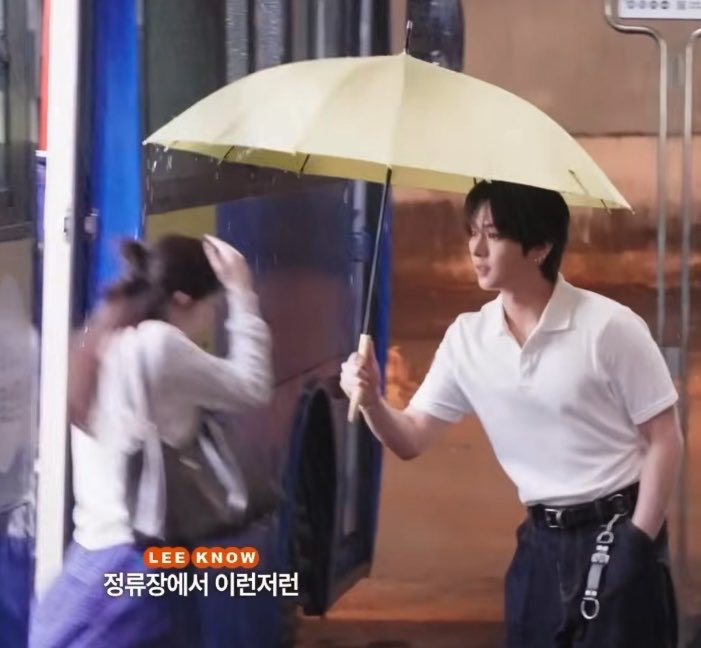 ladorokii's tweet photo. making sure his girl isn’t getting even a droplet of rain on her, gently fixing her hair, im gonna go insane put him to acting already i cant do this anymore https://t.co/d1KkQXVv9k