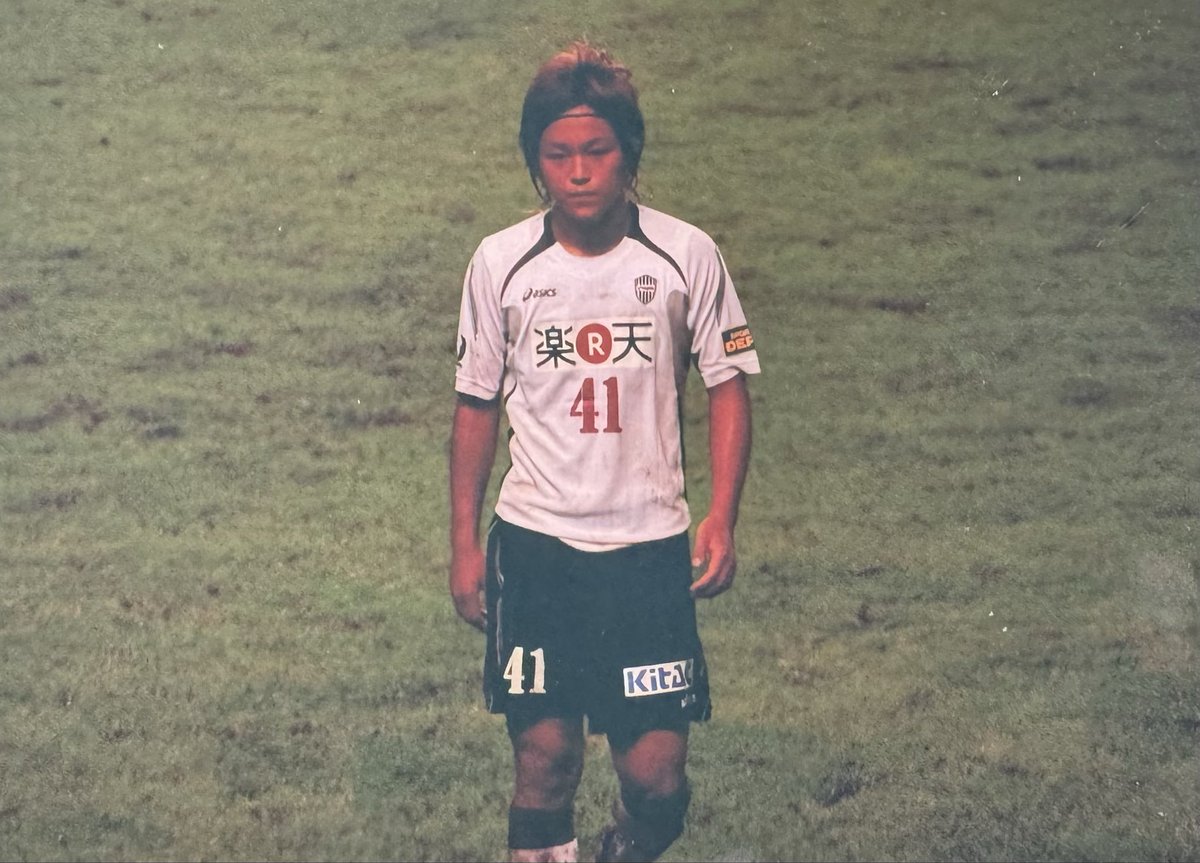 robelto10's tweet photo. ヴィッセル神戸との対戦。
アカデミーからTOPチームと長い時間をここで過ごしサッカー少年からプロサッカー選手に育ててくれた特別なチームとの初めての対戦。
選手ではない中、コーチとして試合をするのも少し違和感はあるけど選手と同じ熱量を持って挑む！
最初から最後まで楽しんでいこ。

#天皇杯 https://t.co/2oFyFbhzIH