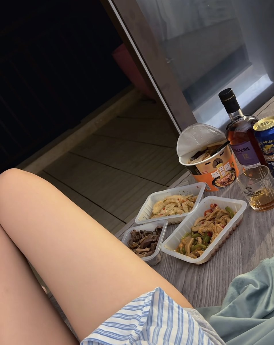 POPSQUALLY's tweet photo. 我现在已经不知道什么是爱了 只有良心 谁对我好 我就对谁好 https://t.co/ecK0EWf67W