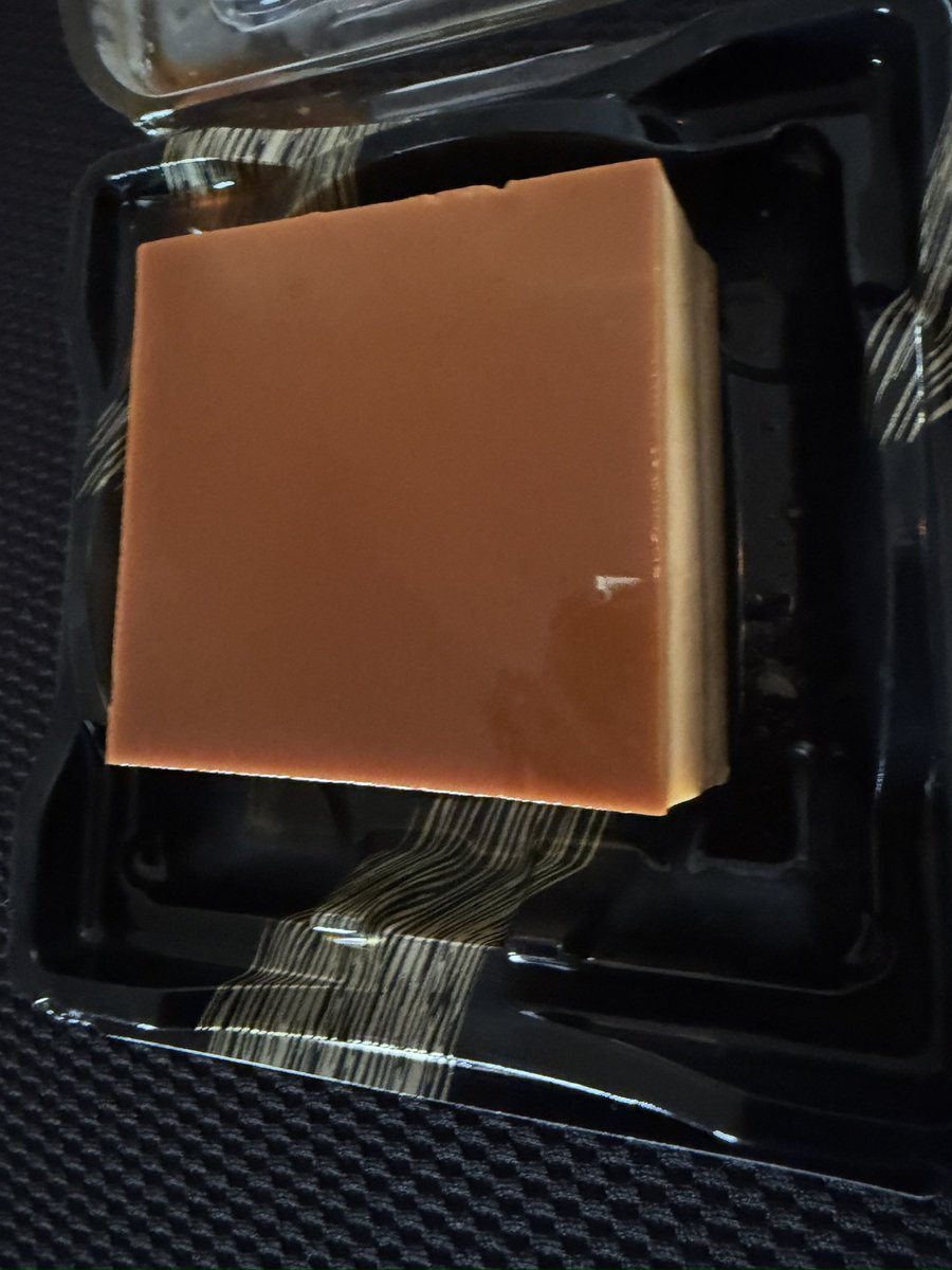 chocolat11air's tweet photo. あ！そー言えば数日前に
食べてみたかったすぐ売り切れるらしい四角いプリンもらった！
美味いやん(´﹃｀)
#杓文字
#四角いプリン https://t.co/AGcdcUaHW7
