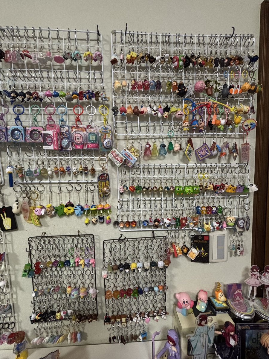 s133011's tweet photo. 今集まってるめじるしとか、チャームとかを飾ってるやつを整理してみた！
まぁ、コンセプトがあんまないけど、綺麗に並べてるつもり！
ポケモンだけは30thのみで飾りたいから、そこだけは分けて飾ってる！ https://t.co/M6BarYYfnY