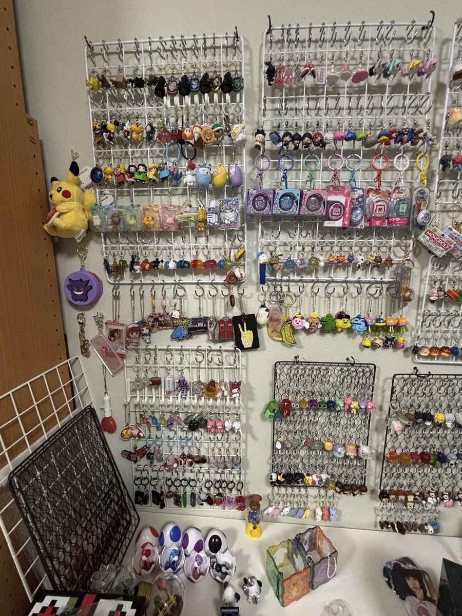 s133011's tweet photo. 今集まってるめじるしとか、チャームとかを飾ってるやつを整理してみた！
まぁ、コンセプトがあんまないけど、綺麗に並べてるつもり！
ポケモンだけは30thのみで飾りたいから、そこだけは分けて飾ってる！ https://t.co/M6BarYYfnY