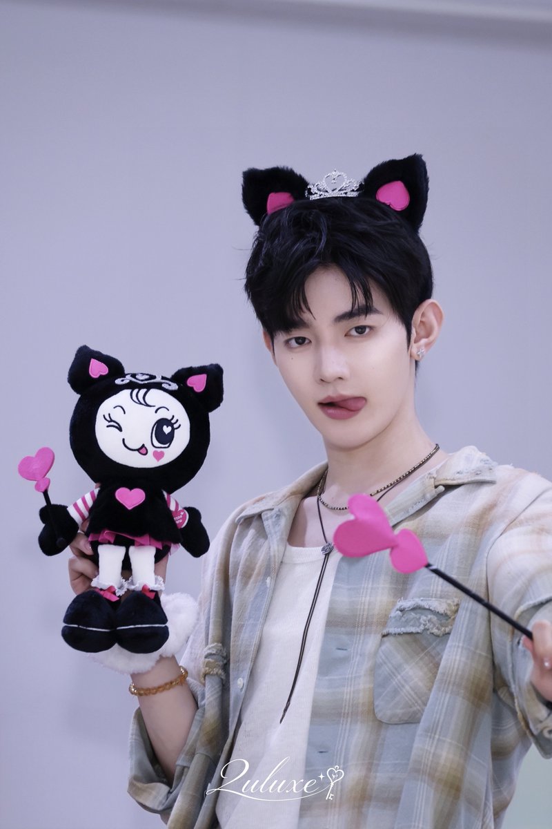 2uluxe's tweet photo. 260709                                              260823

   😈🪄　　　　  🩷🩵　　　　     🐱🐾

#SUNGHANBIN #성한빈 #ソンハンビン  #ZB1 #ZHANGHAO #장하오 #ジャンハオ #AND2BLE #하오빈 #빈늘 #ハオビン #HAOBIN https://t.co/uC5gEjnt9p