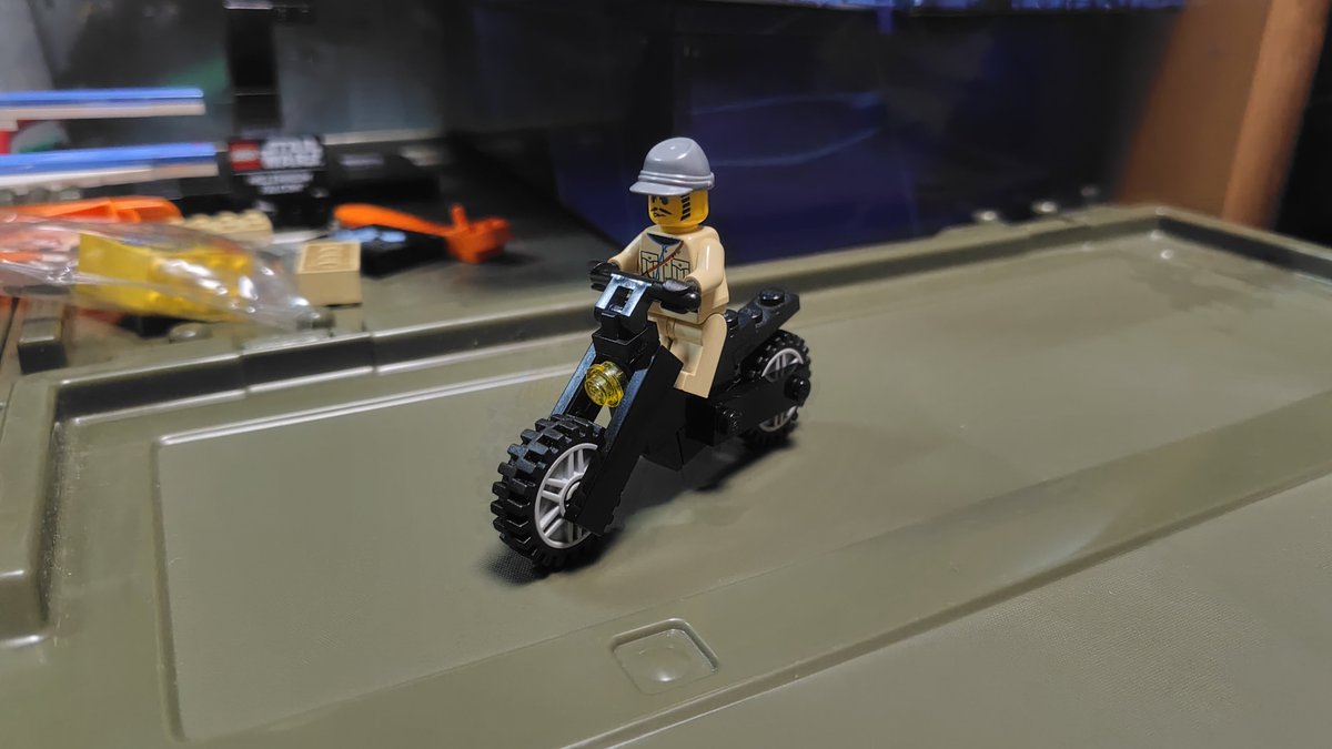 tekka126's tweet photo. 今日は早めに帰れたので平日にレゴ触れました〜
今日はバイクを作りました。昔作ったのを思い出しつつ。
とはいえメインはサイドカーがつくとこですね。
ちなみにサイドカー乗ったことありますが風を感じて楽しいです。カラヒー！と叫びたくなります（？） https://t.co/jsB6Y5zsVa