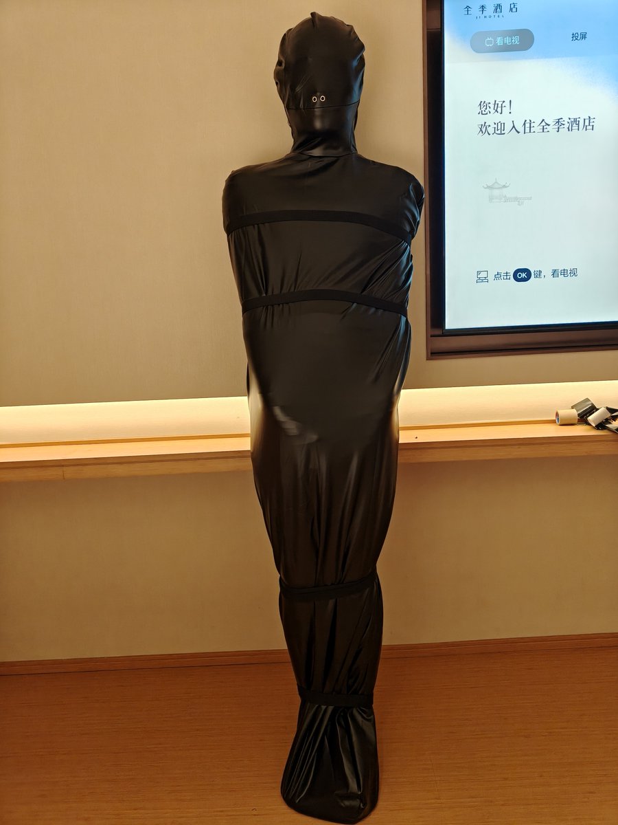 Blazeoceanpyre's tweet photo. 一层绷带，一层胶带，一层睡袋，再来绑上绑带，再在嘴里塞闷了一天的球袜，胸口压上穿了一天的喷泡，好好享受这一动不动又无法挣脱的夜晚 https://t.co/x1VFnwpO9L