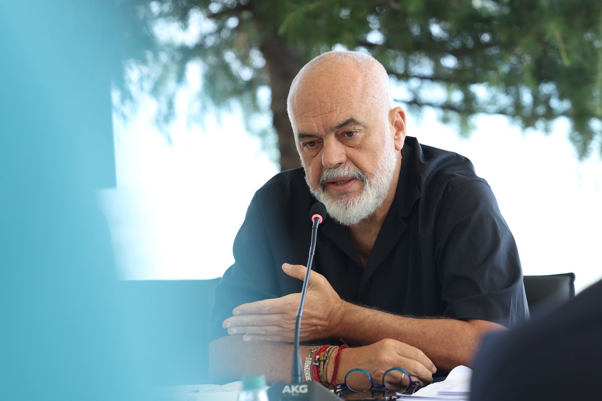 HoxhaFer's tweet photo. 📍Pogradec — Seminari i Qeverisë, një moment për të parë dhe analizuar çdo aspekt në imtësi, përtej ditës dhe rutinës, dhe për të përcaktuar qartë prioritetet deri në fund të vitit, përfshirë edhe në politikën e jashtme.

Vijimësia e sukseshme e procesit të anëtarësimit në BE mbetet objektivi ynë parësor dhe do të kërkojë ritëm të shtuar, fokus të qartë dhe angazhim të plotë diplomatik.

Do të vazhdojmë të investojmë edhe më shumë në forcimin e bashkëpunimit rajonal, si kontribut për një #BallkanPerëndimor më të stabilizuar, më të ndërlidhur, më të qëndrueshëm dhe më pranë #Evropës.

Do të modernizojmë dhe thjeshtëzojmë më tej shërbimet konsullore, duke i bërë sa më të shpejta, të aksesueshme dhe gjithnjë e më të orientuara ndaj qytetarit.

Në fokus të veçantë do të jetë vijimi i reformimit të Shërbimit të Jashtëm, për një diplomaci moderne, profesionale dhe meritokratike, me një korpus diplomatik të përbërë nga më të mirët, në vend e jashtë tij; të aftë, të zhdërvjellët dhe të angazhuar për të përfaqësuar denjësisht vendin, për të mbrojtur interesat kombëtare dhe për të krijuar më shumë vlerë të shtuar për #Shqipërinë:

- më shumë ndikim për imazhin e vendit dhe projektimin e tij kulturor e shoqëror;
- më shumë lidhje me ekonominë dhe tregtinë;
- më shumë ndërlidhje, partneritete dhe mundësi;
- më shumë rezultate konkrete për Shqipërinë dhe qytetarët shqiptarë, brenda e jashtë vendit;

Një Shqipëri europiane kërkon edhe një #diplomaci europiane. 🇦🇱🇪🇺

#Shqipëria2030