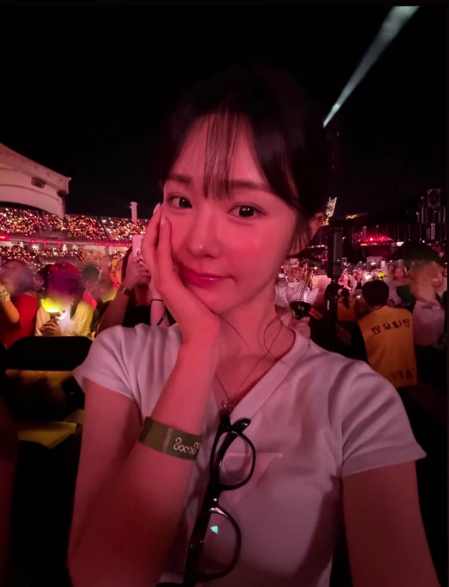 wooah_m's tweet photo. Nana in Bigbang concert🎧🖤
She is so Pretty and her eyes is so cutee

#WOOAH #우아 #NANA #나나 #WOOAHNANA https://t.co/fodE3tkwAC