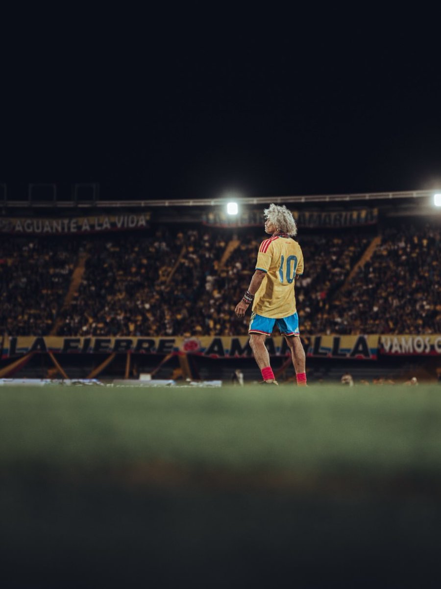 SenciaBogota's tweet photo. Las leyendas, las acciones, las fuerzas para levantar un país. Una alegoría al fútbol que construye y levanta la esperanza de millones de colombianos.

¡Este es el fútbol, esta es la historia!

El Estadio Nemesio Camacho puesto al servicio del país.
Gracias Bogotá.

Registro Fotográfico/ Partido Levantemos a Colombia/ Viernes 21 de agosto/ 36 mil asistentes.