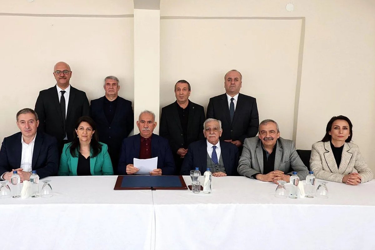 soLHaberSusmaz's tweet photo. soL’a yönelik en absürt suçlama elbette o isimden geldi

🔴Ruşen Çakır, "Öcalan her telden çalıyor, dediklerini bütün olarak vermek kamuoyunun kafasını karıştırma amaçlı" şeklinde absürt bir argümanla soL Haber'i aşağılamaya çalışırken Öcalan'ı ve halkı aşağılamayı başardı.

https://t.co/rLtXQqU09H