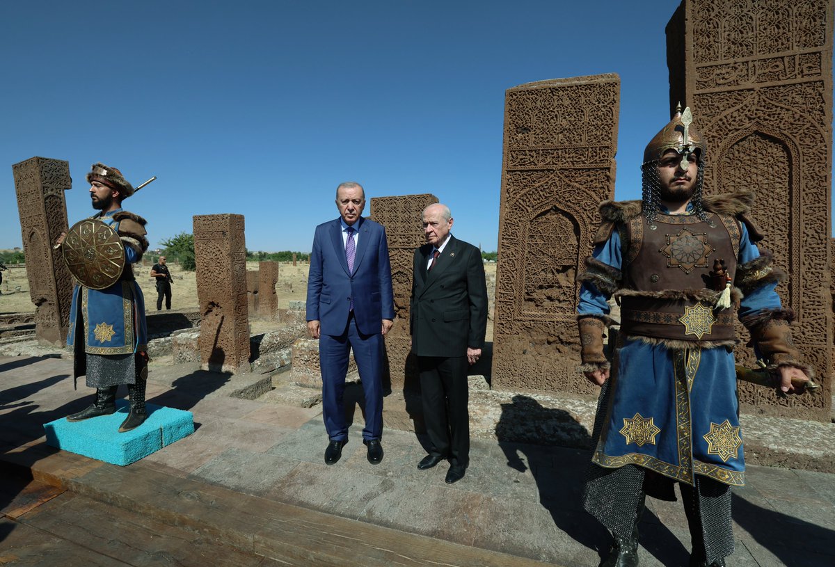MHP_Bilgi's tweet photo. Genel Başkanımız Sayın Devlet BAHÇELİ ve Cumhurbaşkanımız Sayın Recep Tayyip ERDOĞAN, Malazgirt Zaferi’nin 955. yıl dönümü dolayısıyla Ahlat Selçuklu Mezarlığı’nı ziyaret ettiler. https://t.co/zhbyTjBgdD