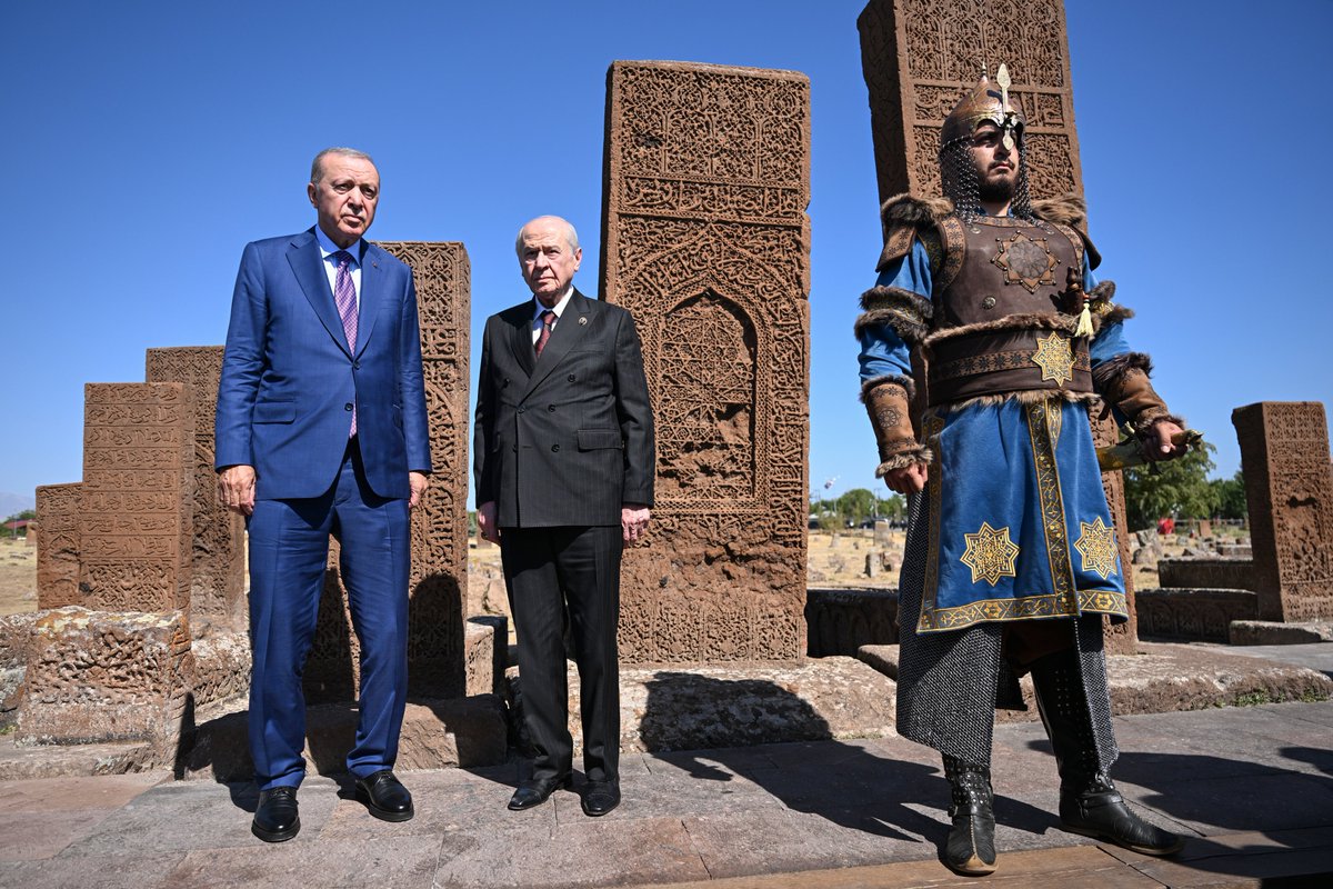 MHP_Bilgi's tweet photo. Genel Başkanımız Sayın Devlet BAHÇELİ ve Cumhurbaşkanımız Sayın Recep Tayyip ERDOĞAN, Malazgirt Zaferi’nin 955. yıl dönümü dolayısıyla Ahlat Selçuklu Mezarlığı’nı ziyaret ettiler. https://t.co/zhbyTjBgdD