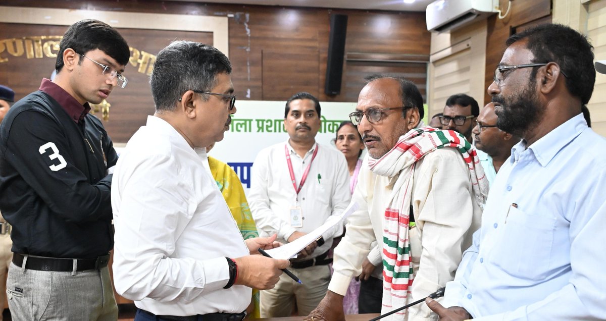 Iprd_Bokaro's tweet photo. हम आपको सुनते हैं... (लोक संवाद) !!

उपायुक्त श्री अजय नाथ झा ने लोक संवाद कार्यक्रम में आमजनों से सीधे संवाद कर उनकी समस्याएं सुनीं और संबंधित पदाधिकारियों को समयबद्ध कार्रवाई का निर्देश दिया।

- 41 मामलों पर की सुनवाई ।

- पेंशन, भूमि, आवास, राशन, सामाजिक सुरक्षा व रोजगार से जुड़े रहे मामले।

“जनता की समस्या का समाधान केवल सुनना नहीं, उसका समयबद्ध निष्पादन भी जरूरी है।”

#BokaroSeJohar #LokSamvad #GoodGovernance 
@JharkhandCMO 
@prdjharkhand 
@RanchiPIB 
@ddnewsjharkhand 
@airnews_ranchi