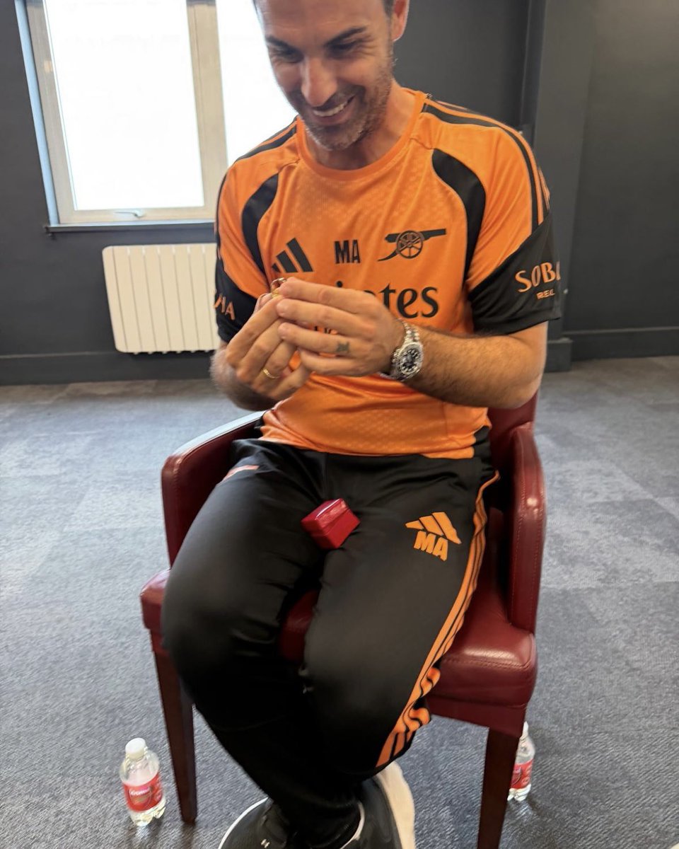 afcstuff's tweet photo. Mikel Arteta was gifted a customised Premier League ‘championship ring’ from @eighteen_86. 🥹❤️ https://t.co/kBmtrz5gd8