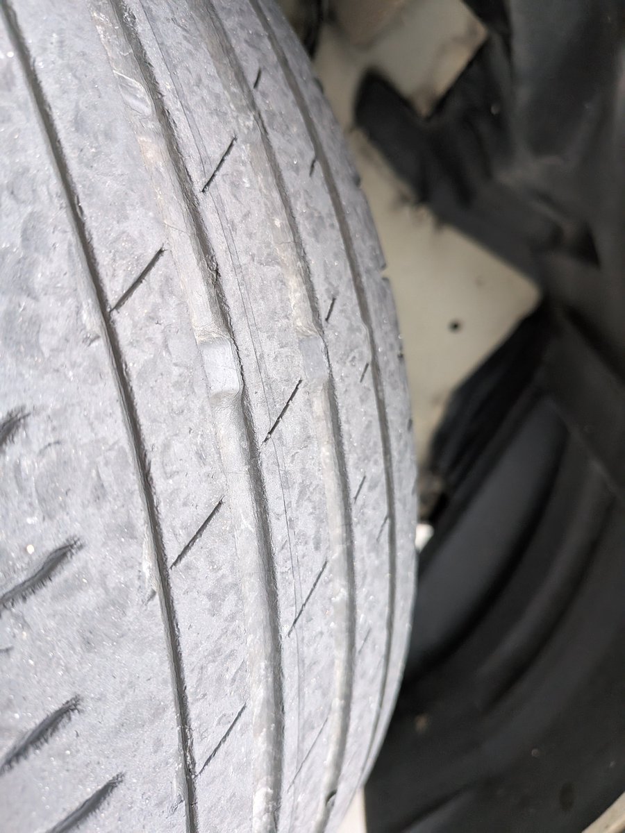hotdog2317's tweet photo. ブリヂストン　アドレナリン溝が無くなったから
グッドイヤー　E-Grip Comfortに履き替
車もドライバーも高齢なので　おとなしいタイヤにしました
グリップそこそこで、静かになりました
サイドウォールが意外とムチムチで良いです https://t.co/Eoe0Wjpjuk
