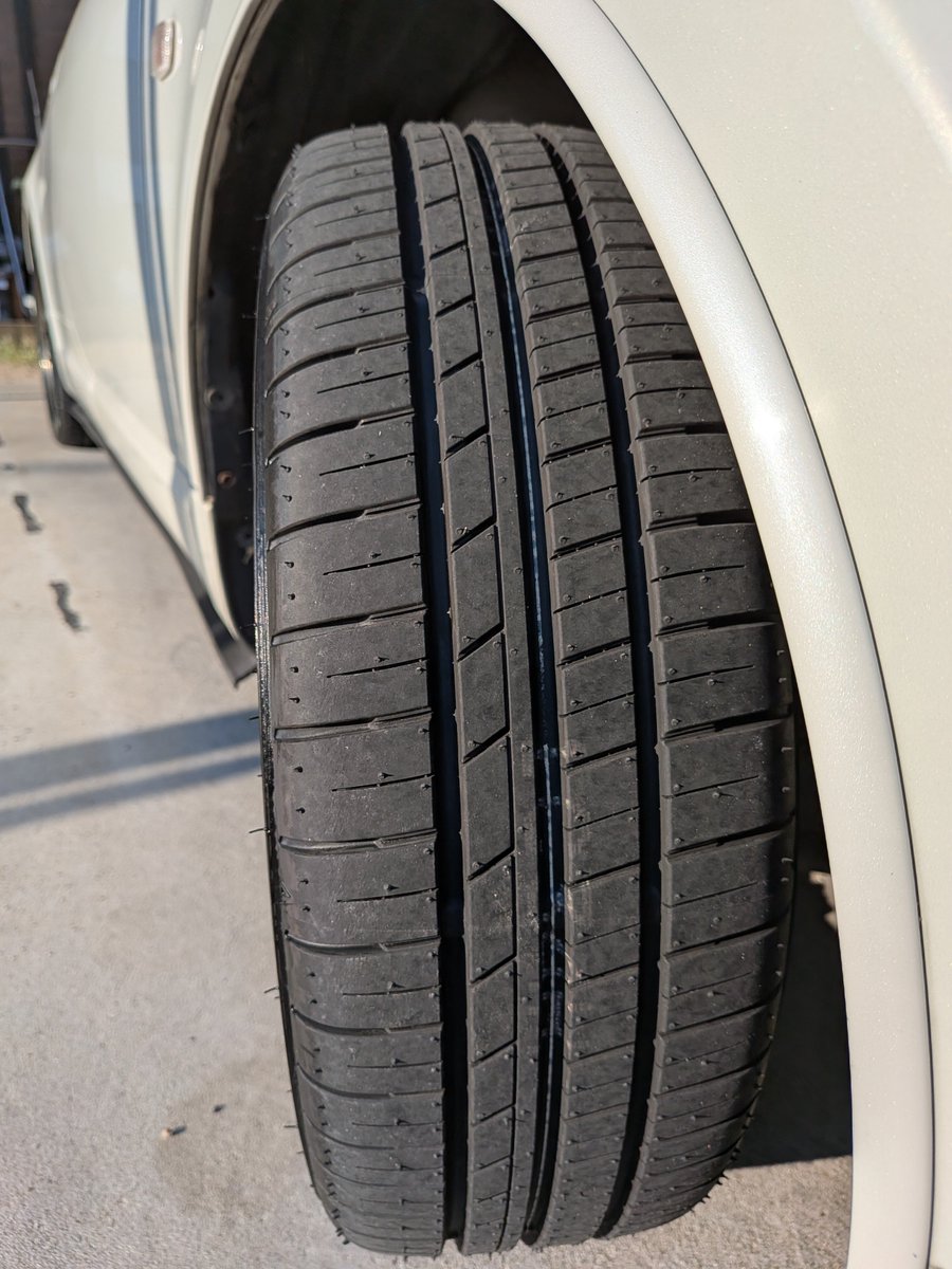 hotdog2317's tweet photo. ブリヂストン　アドレナリン溝が無くなったから
グッドイヤー　E-Grip Comfortに履き替
車もドライバーも高齢なので　おとなしいタイヤにしました
グリップそこそこで、静かになりました
サイドウォールが意外とムチムチで良いです https://t.co/Eoe0Wjpjuk