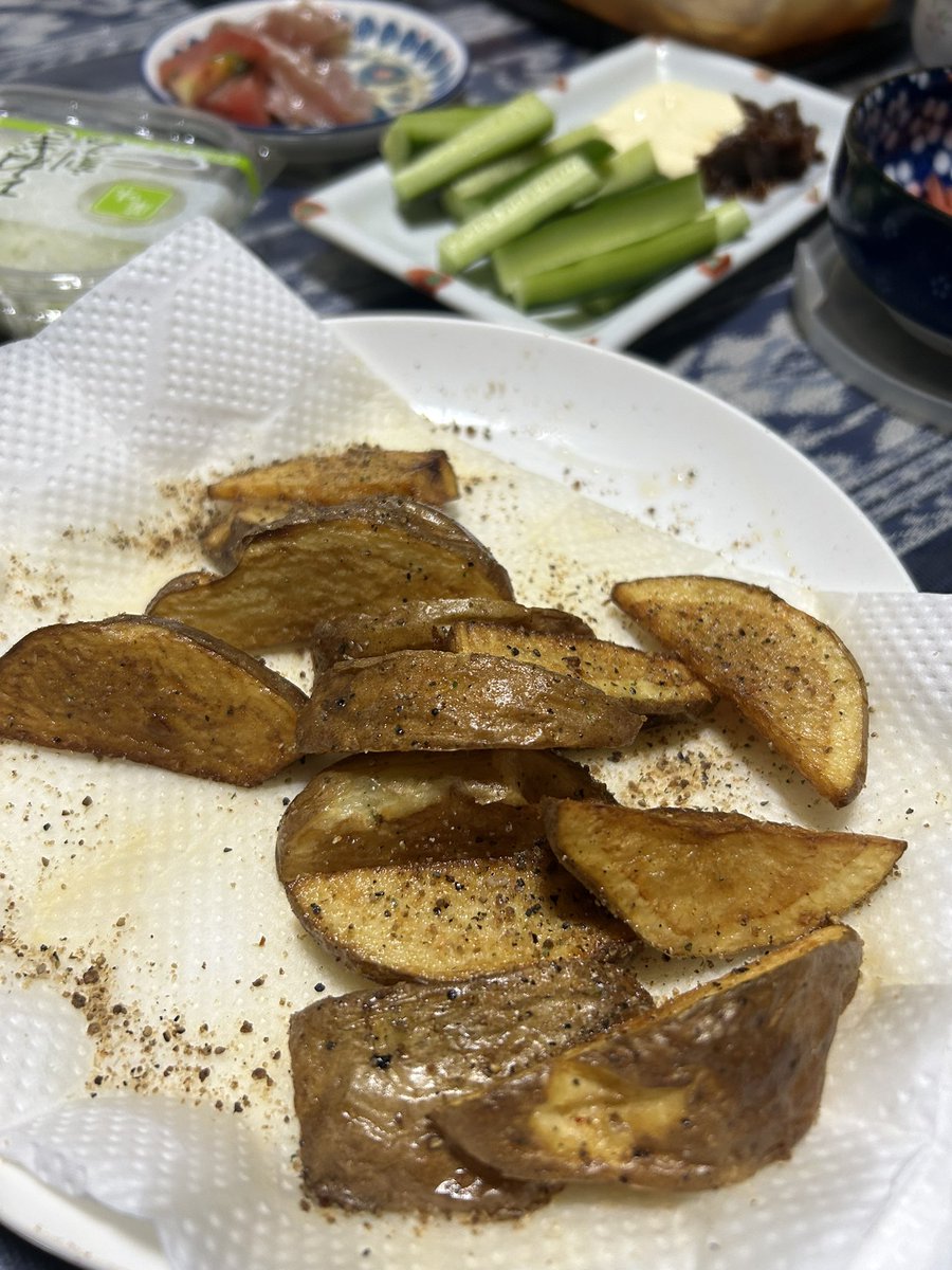 janomenonika's tweet photo. 兄からもらった野菜第二弾
じゃがいも🥔は、素揚げにしてスパイスソルト🧂にしましたー
うまっ😋 https://t.co/ZDyaqphPXz