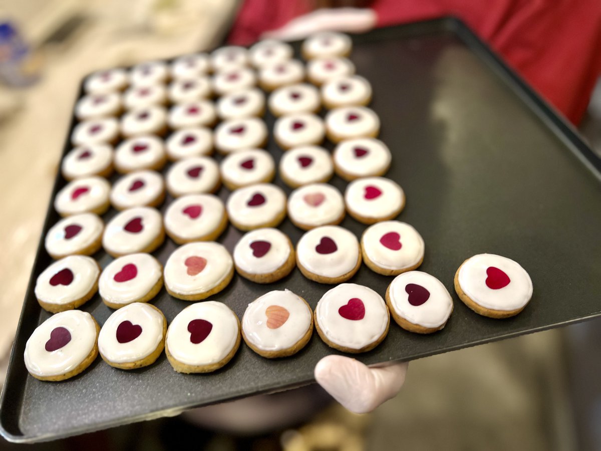 ShortCakeCo_'s tweet photo. そろそろShortCakeCompanyは３周年なのですが、記念のクッキー缶を出したらどのくらいの皆様から需要がありますか、、？？🍪
リプのアンケートで教えてください♥️ https://t.co/Jj8yzE1SWI