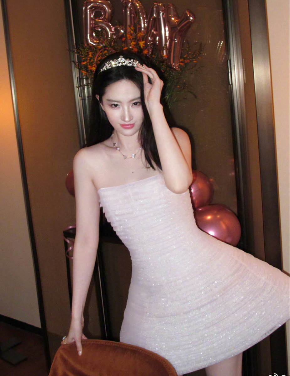 centlookbook's tweet photo. #LiuYifei 刘亦菲 celebrated her birthday wearing Phan Huy SS25 https://t.co/yc5wzth5O1