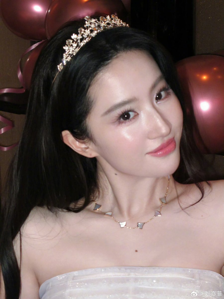 centlookbook's tweet photo. #LiuYifei 刘亦菲 celebrated her birthday wearing Phan Huy SS25 https://t.co/yc5wzth5O1