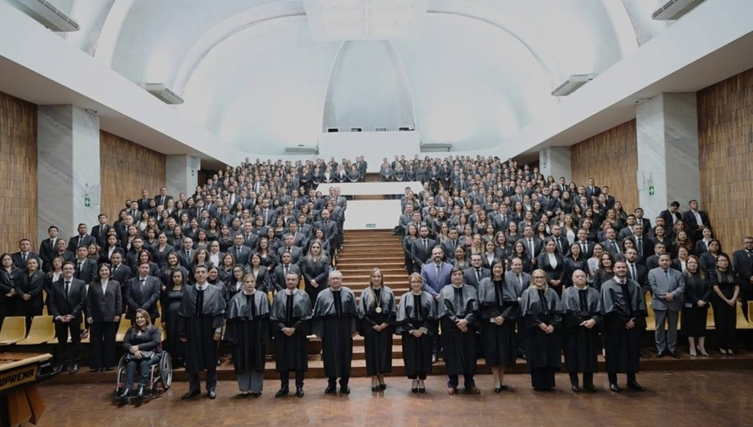 vozdeltuit's tweet photo. Juramentación de 353 nuevos abogados y notarios 🤡. Es lo de hoy. Ser abogado. https://t.co/UO2cJDyQzg