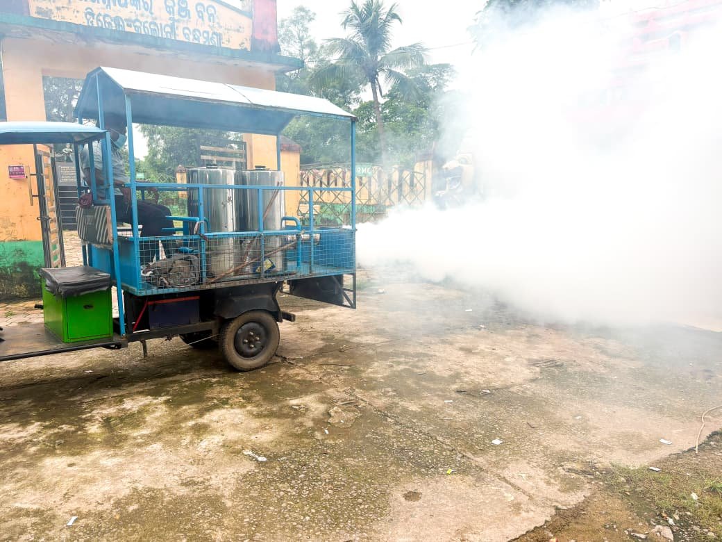 RaurkelaMC's tweet photo. During the evening, RMC conducts mosquito-fogging drives across the city. This routine initiative will continue regularly to protect residents and help control the mosquito menace.
#mosquitoecontrol #fogging #Raurkela https://t.co/C1Femh2XR6