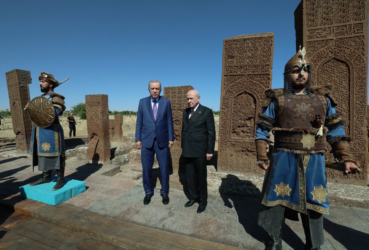 Ulku_Ocaklari's tweet photo. Liderimiz Sayın Devlet BAHÇELİ ve Cumhurbaşkanımız Sayın Recep Tayyip ERDOĞAN, Malazgirt Zaferi’nin 955. yıl dönümü dolayısıyla Ahlat Selçuklu Mezarlığı’nı ziyaret ettiler. https://t.co/e1svW7s0FO