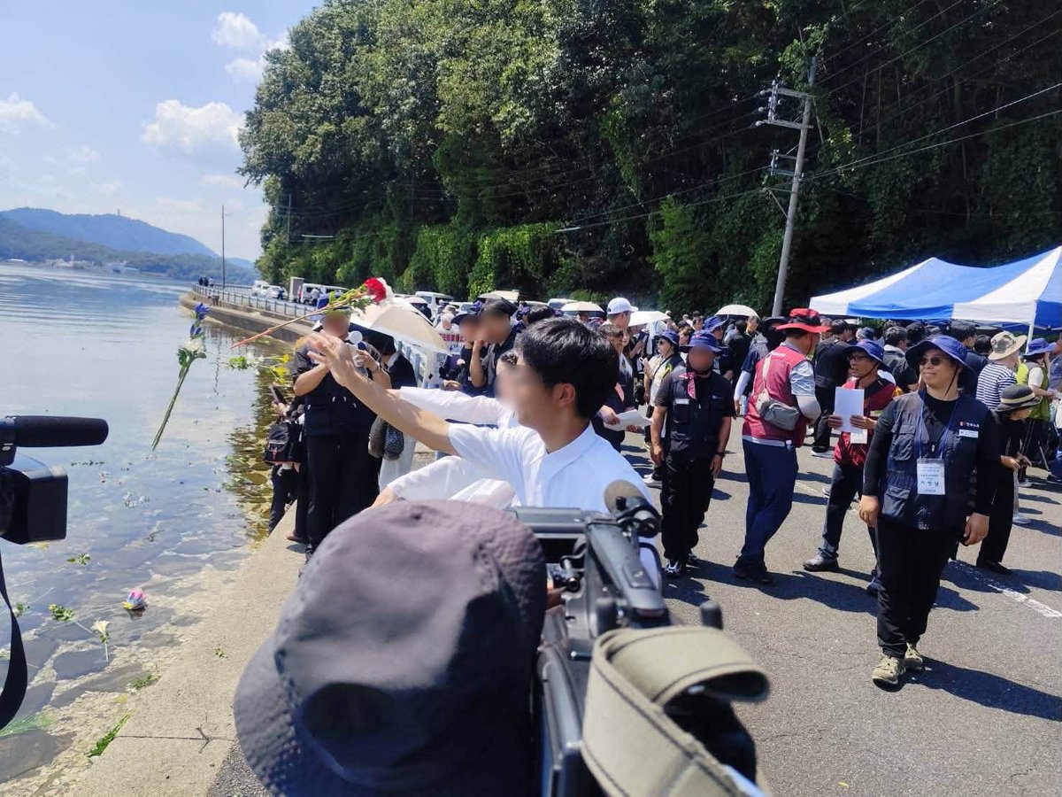 koreans_school's tweet photo. #京都朝鮮中高級学校
浮島丸殉難81周年追悼集会
8/24、舞鶴市佐波賀の海岸沿いにある「殉難の碑公園」前で営まれた「浮島丸殉難81周年追悼集会」に、今年も本校声楽部が参加しました。

浮島丸事件とは、祖国解放の喜びを抱き帰国しようとした朝鮮人を乗せた輸送船「浮島丸」が、京都・舞鶴湾の下佐波賀沖で爆沈し、549人(日本政府発表)が犠牲となった事件です。

集会では主催者、関係諸団体による追悼の辞、献花に続き来賓紹介があったのち、本校声楽部の学生たちが追悼歌「はまなすの花咲きそめて」を心を込めて丁寧に歌いました。

チョゴリを着て歌う姿は多くの参加者の心を打ちました。