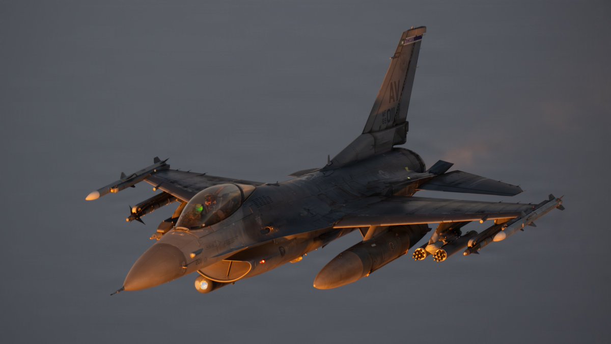 CENTCOM's tweet photo. A U.S. Air Force F-16 fighter jet flies over the Middle East during a patrol. https://t.co/tFgtswiqVy