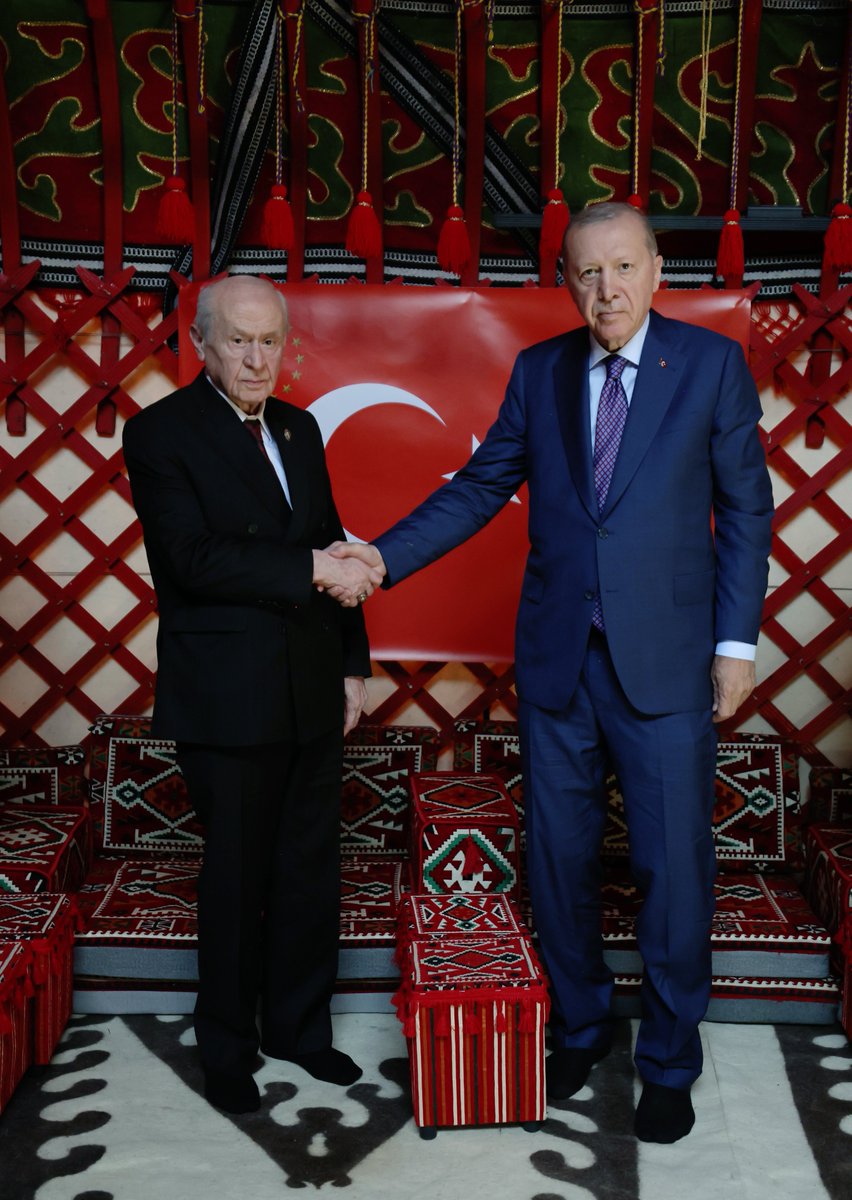 Aziz68584555's tweet photo. Genel Başkanımız Sayın Devlet BAHÇELİ, Cumhurbaşkanımız Sayın Recep Tayyip ERDOĞAN ile Ahlat’ta han çadırında sohbet etti. https://t.co/k5hmtC8Whe