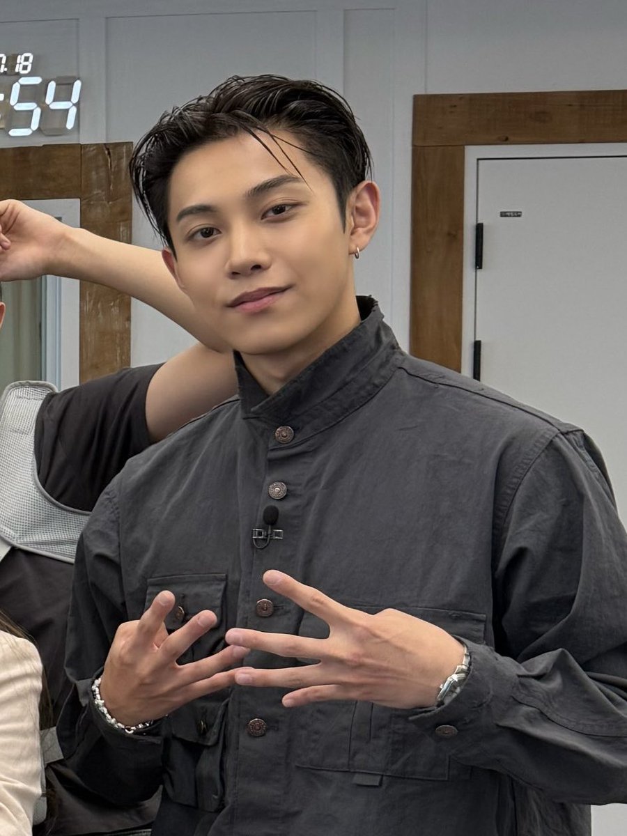 terjemahinRYUL's tweet photo. — weverse post
#4SHOBOSHOW EP. 17 <Voice Acting Challenge> Photo Behind 📸

#률 #RYUL #롱샷 #LNGSHOT https://t.co/nghXqsVV9j