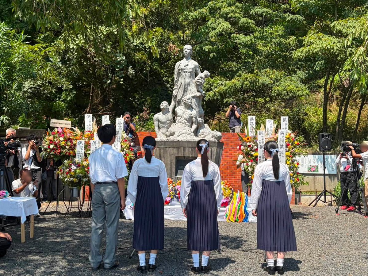 koreans_school's tweet photo. #京都朝鮮中高級学校
浮島丸殉難81周年追悼集会
8/24、舞鶴市佐波賀の海岸沿いにある「殉難の碑公園」前で営まれた「浮島丸殉難81周年追悼集会」に、今年も本校声楽部が参加しました。

浮島丸事件とは、祖国解放の喜びを抱き帰国しようとした朝鮮人を乗せた輸送船「浮島丸」が、京都・舞鶴湾の下佐波賀沖で爆沈し、549人(日本政府発表)が犠牲となった事件です。

集会では主催者、関係諸団体による追悼の辞、献花に続き来賓紹介があったのち、本校声楽部の学生たちが追悼歌「はまなすの花咲きそめて」を心を込めて丁寧に歌いました。

チョゴリを着て歌う姿は多くの参加者の心を打ちました。