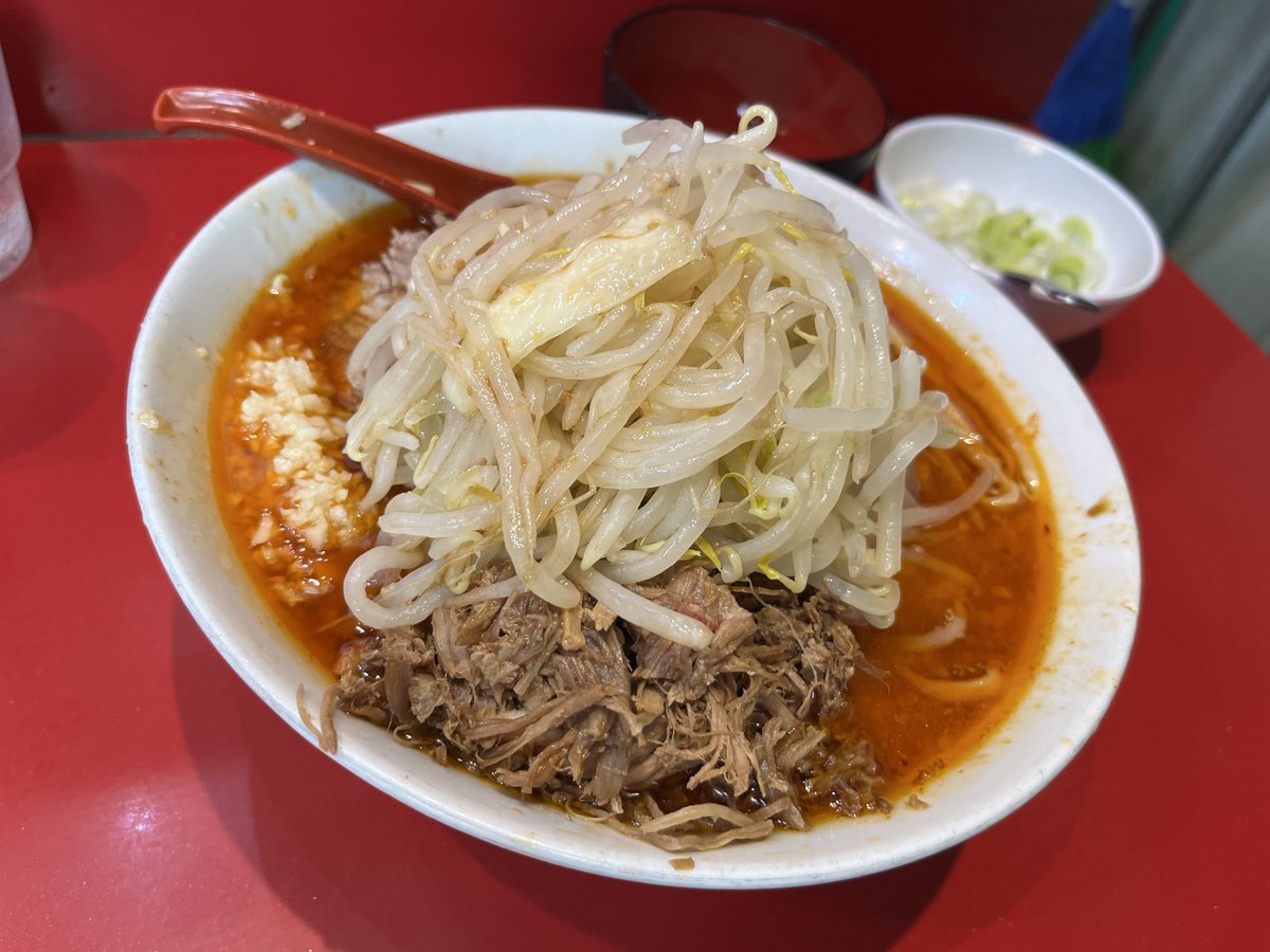 boxx_twi's tweet photo. 西台「ラーメン二郎 西台駅前店」でミニ＋SK1/3＋炙り＋崩れなど。
久々にこちら。コールはヤサイニンニクでいつもの色々トッピング…。
美味いよ！美味すぎる。ショウガや花椒や白ネギでバッチバチにキマりました⚡️ https://t.co/t20O3zth8c